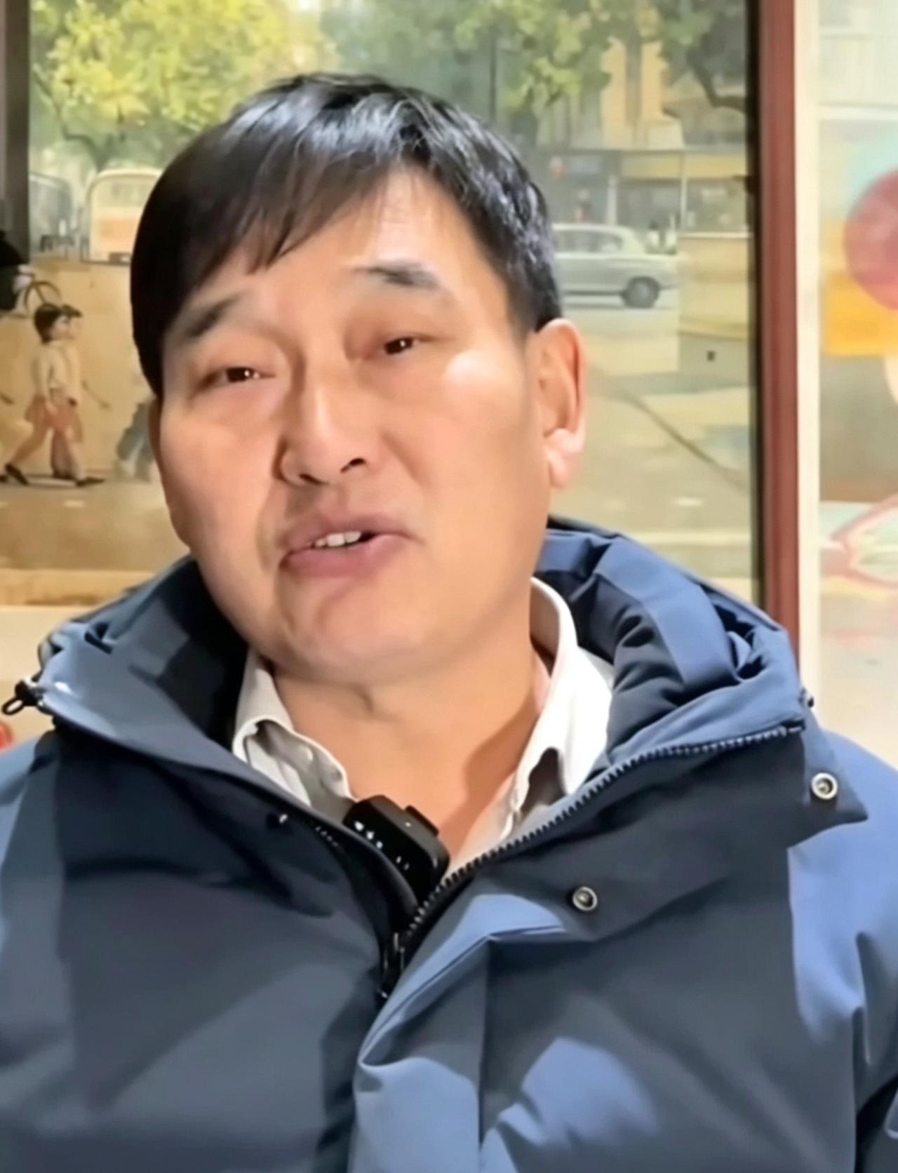 大衣哥：农民不用退休，晒太阳聊天就是老有所依
大家怎么看？
 大衣哥对着镜头聊起