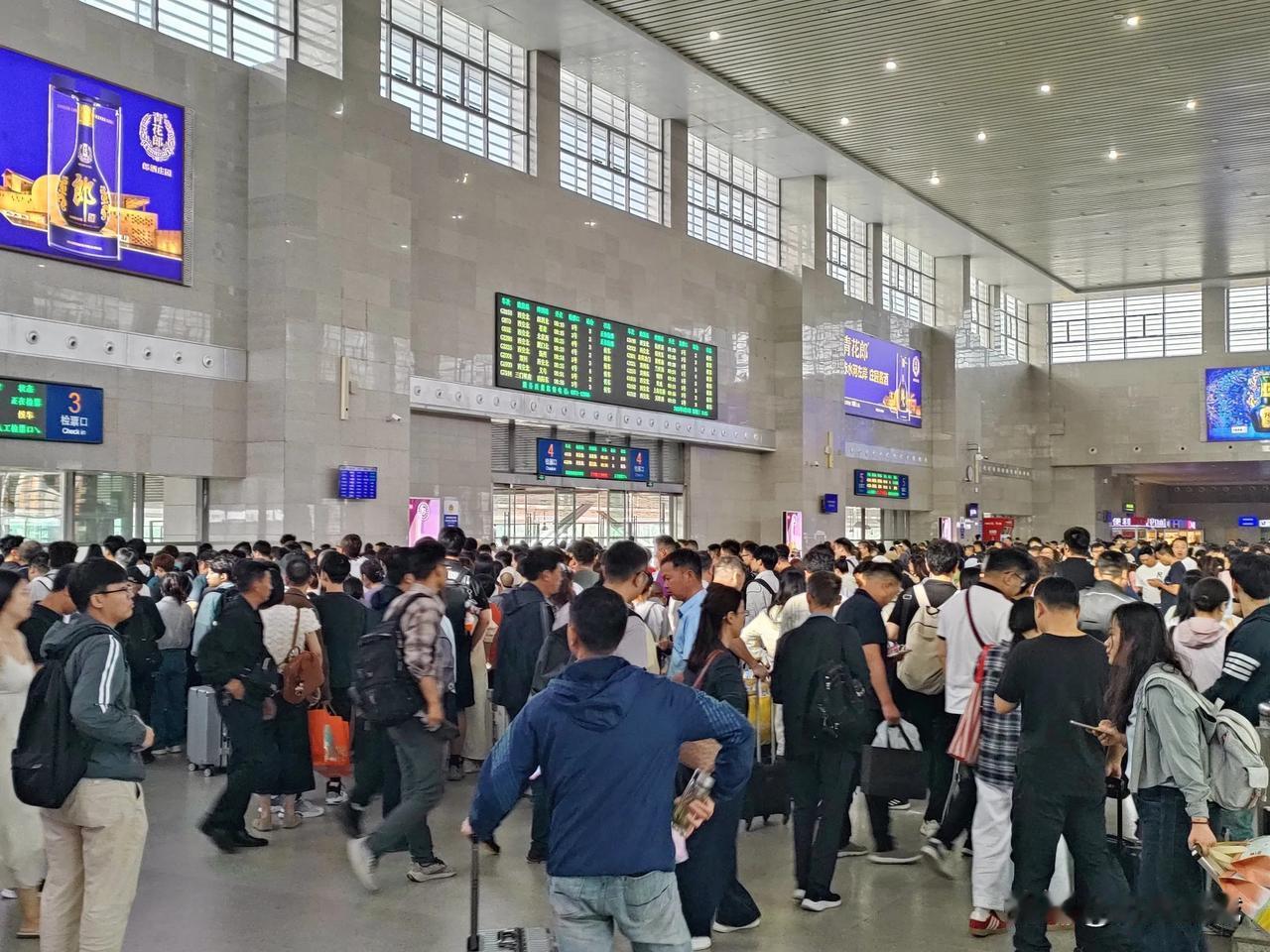 五一假期过后，洛阳高铁站的人，现在感觉龙门站确实小了！