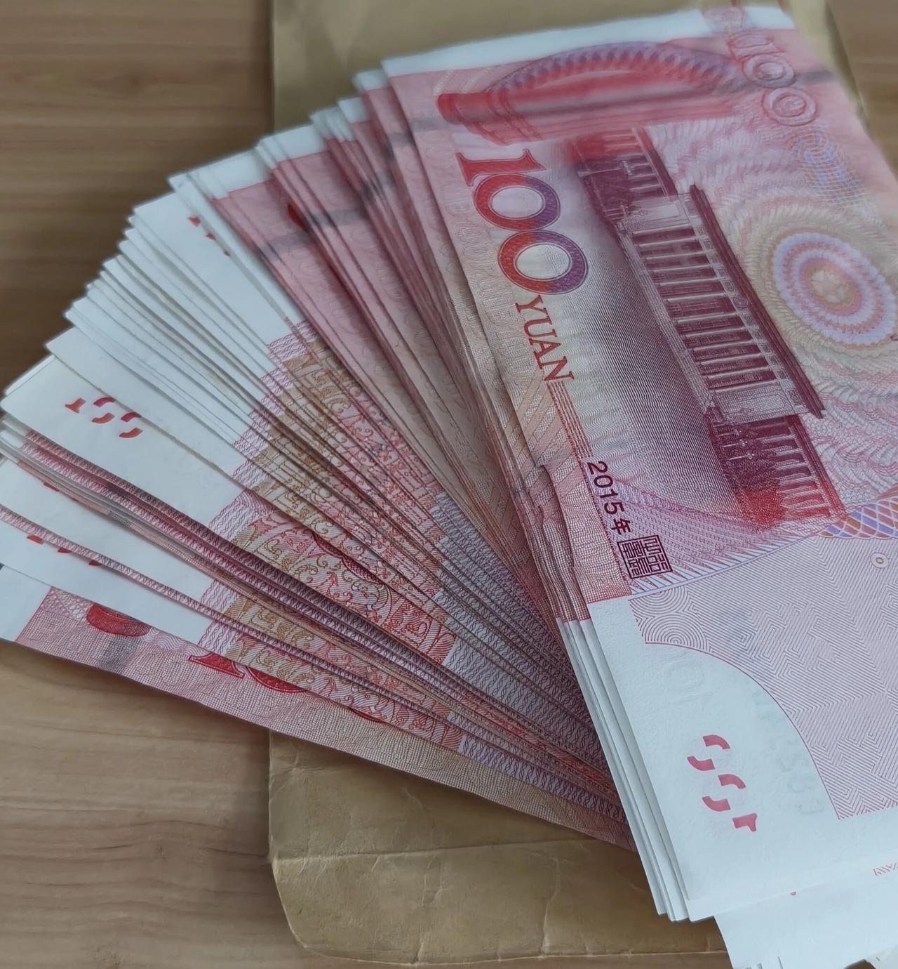 扎心了，76岁父亲偷偷塞的一万块，戳碎了我人到中年所有的坚强和体面……

国庆假