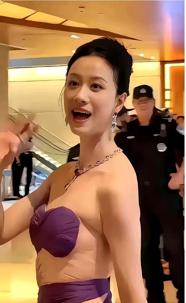 一块紫色“窗帘布”，真能把一个人的气质直接拉胯到这种程度吗？
倪虹洁这次出现在上