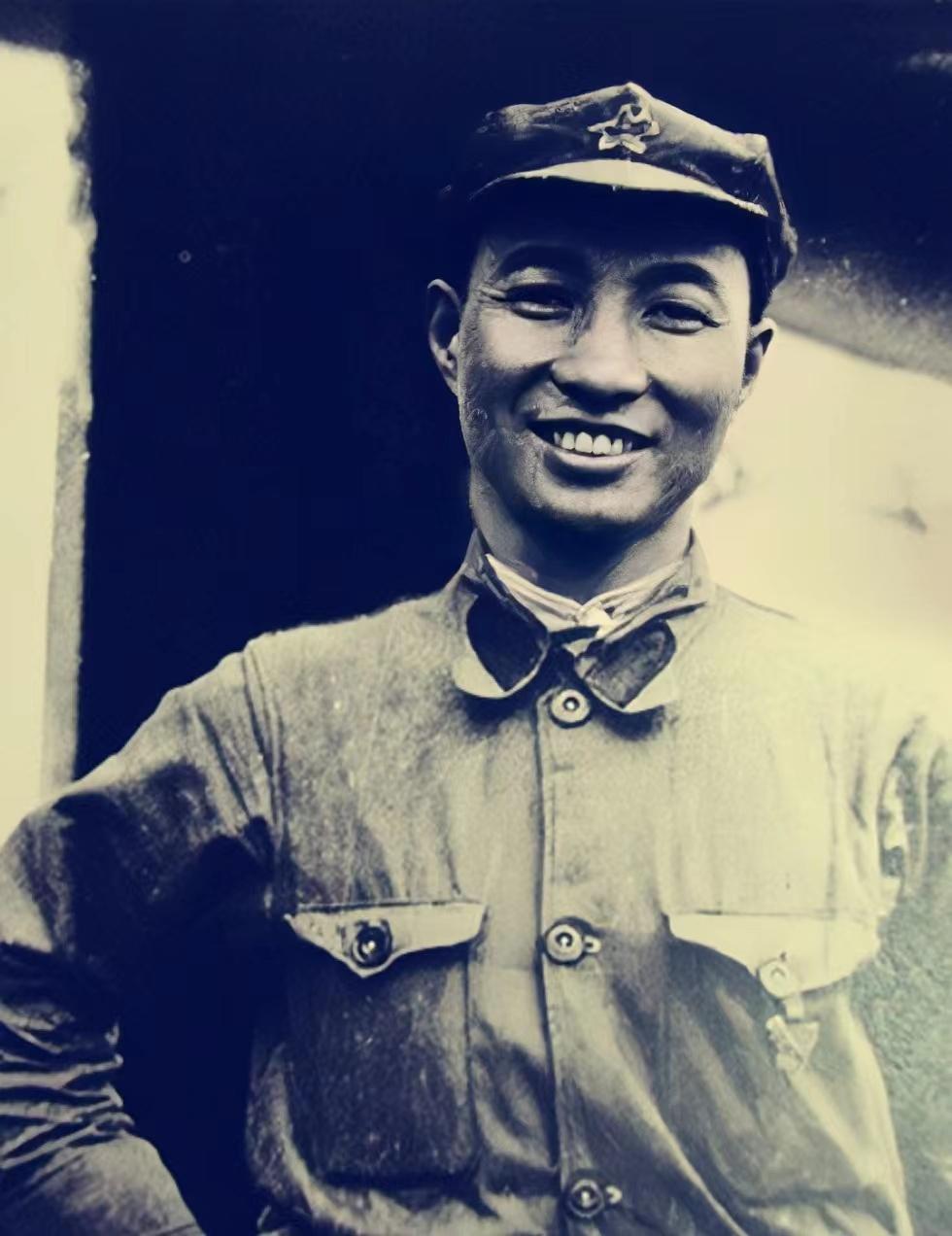 1933年的上海，穿着棉袍的陈赓低着头走在人行道上，右腿膝盖的伤口还在隐隐作痛，