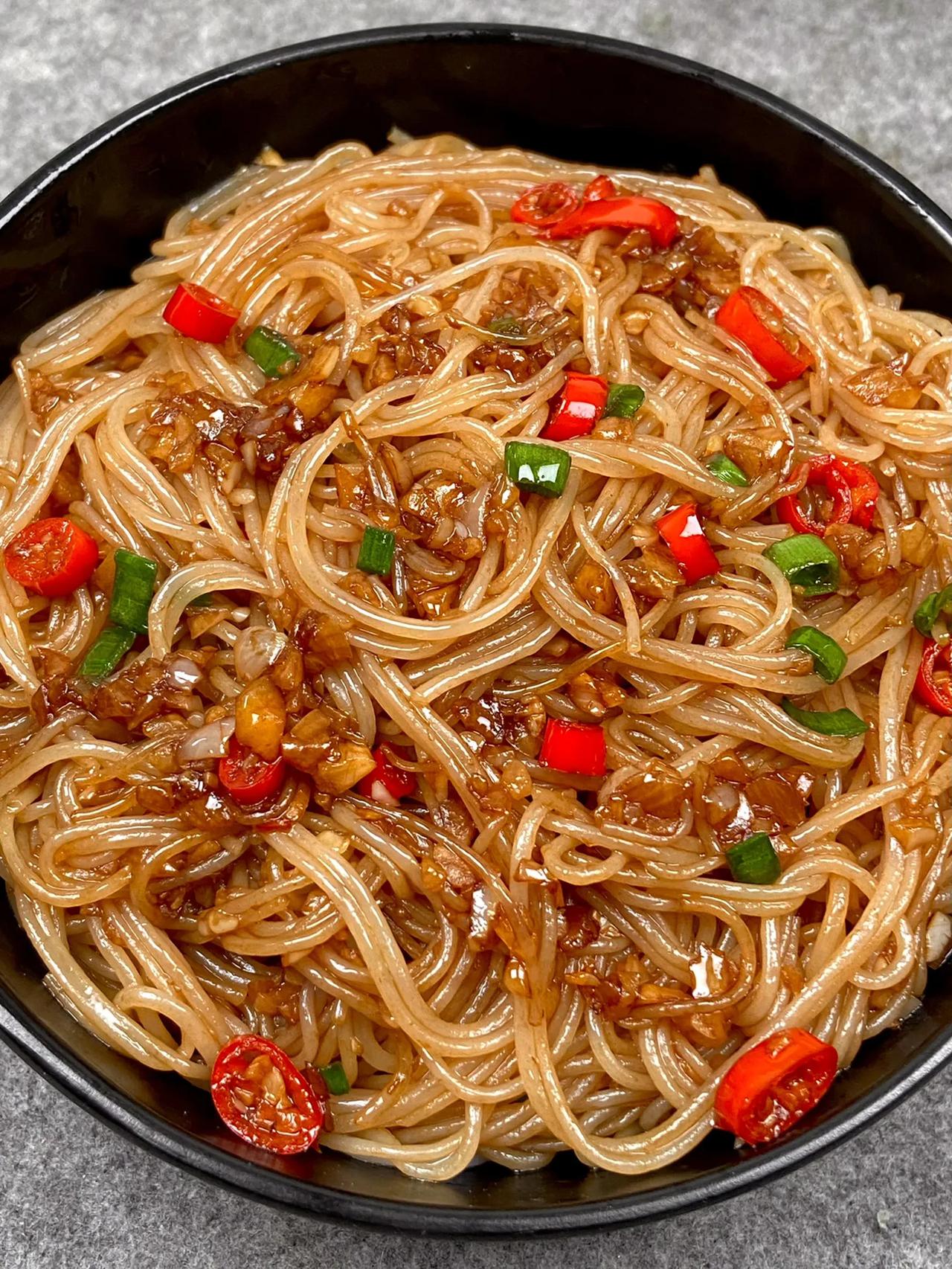 这玩意也忒香了吧!滑溜溜的好好嗦！
蒜蓉粉丝!蒜香浓郁!粉丝贼入味!!太香了~汤