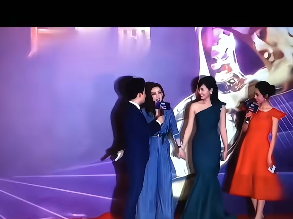 经济上行是不一样  刘涛秦海璐想到下一秒要干嘛就憋不住笑了 