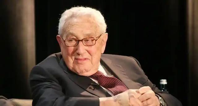 一旦中美开战，美军将全面轰炸中国？100岁的基辛格早就发出过警告：“美国盟友再多