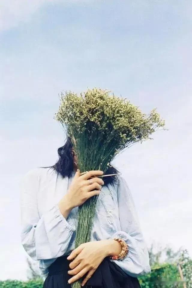 今年流行一个新词，
叫"沉默断交"。
不删，不拉黑，不开口；
不吵，不翻脸，不解