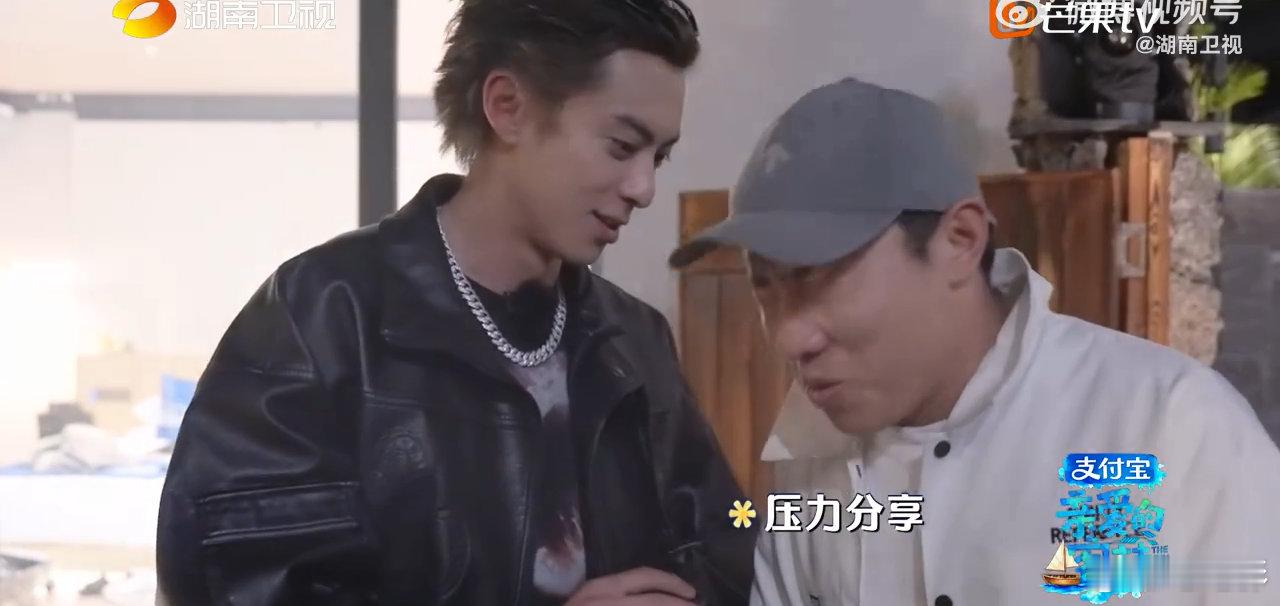 王鹤棣比求婚的人还紧张能看出来他特别重视这件事，全程谨慎又拘谨超走心。亲爱的客栈