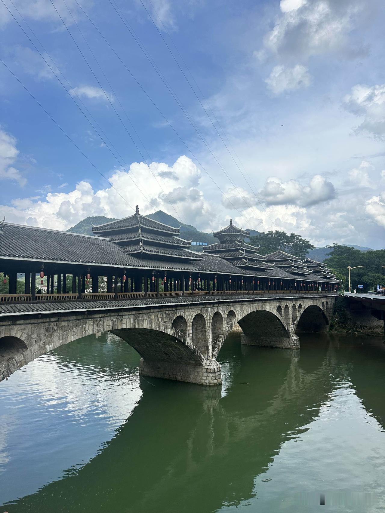 清远阳山秤架瑶乡，遇见善美康桥。
一座榫卯搭建的风雨廊桥，不用一钉一铁，飞檐木廊