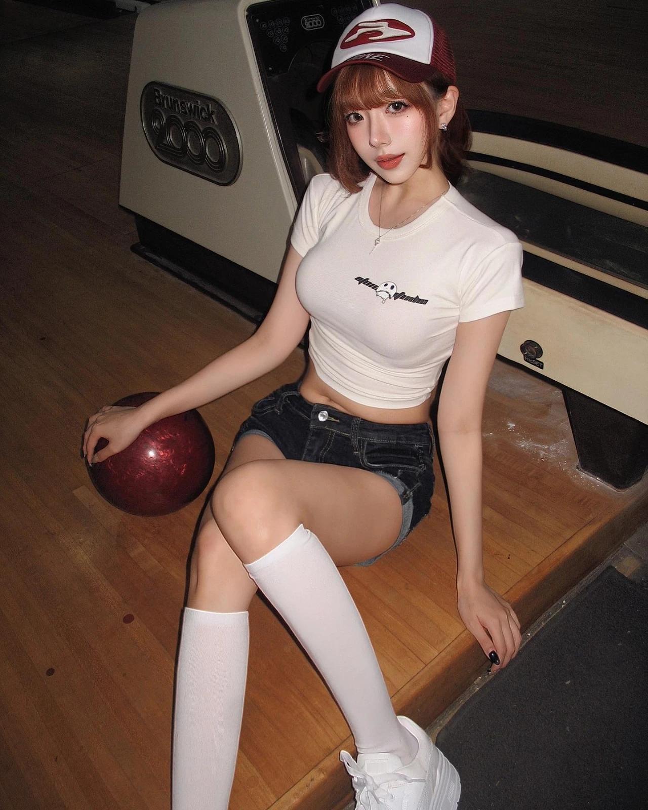 漂亮美少女在保龄球馆的甜美瞬间🎳💖
