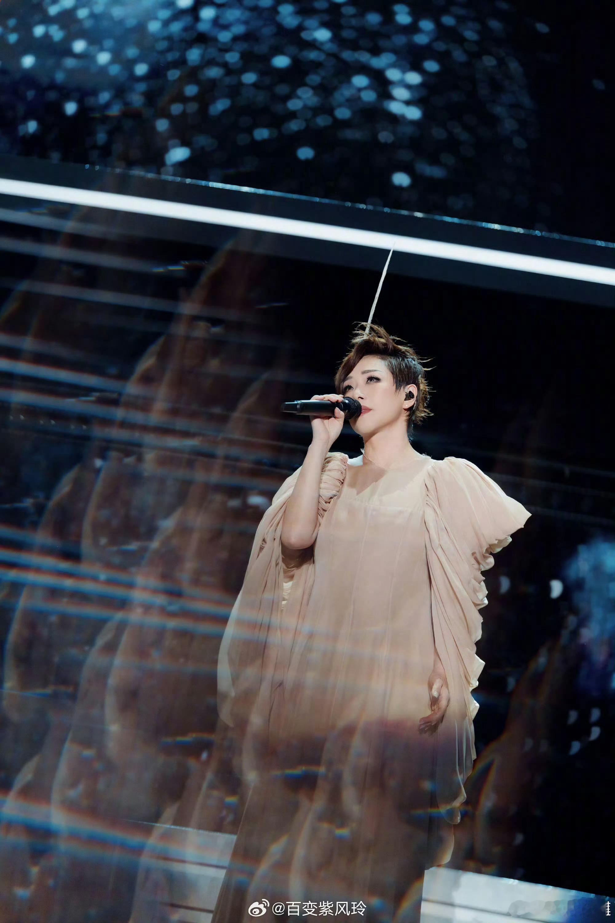 谁能想到林忆莲快60岁了天呐，林忆莲快60岁了，这哪里看得出，舞台上简直就是活力