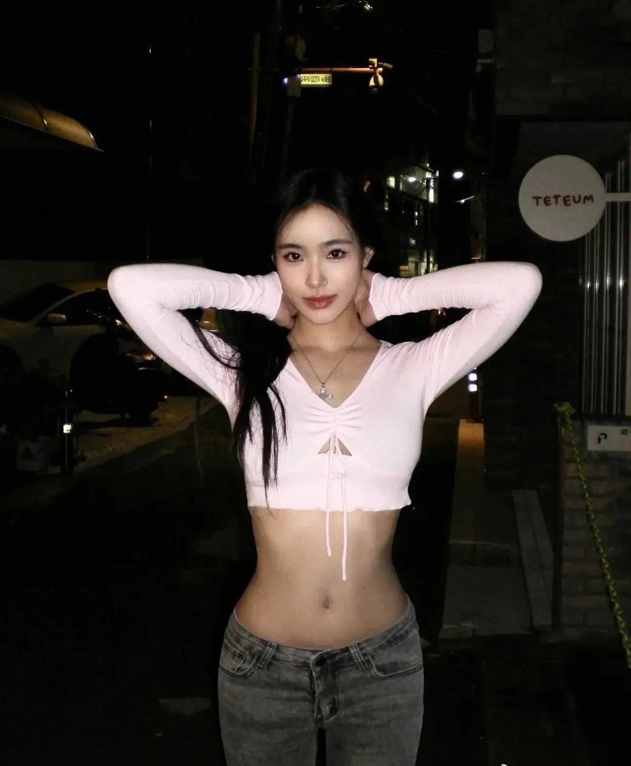 有没有发现，小S二女儿越来越成熟了，拍照总是搔首弄姿一副想要魅惑众生的样子，穿衣