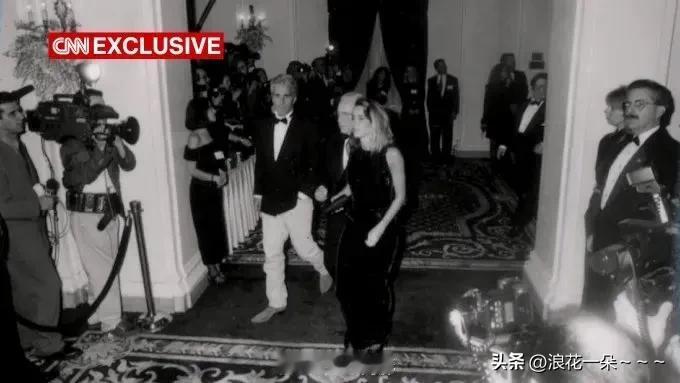 突发新闻：外网传疯了…
到底真的还是假的？CNN公布爱泼斯坦1993年出席特朗普