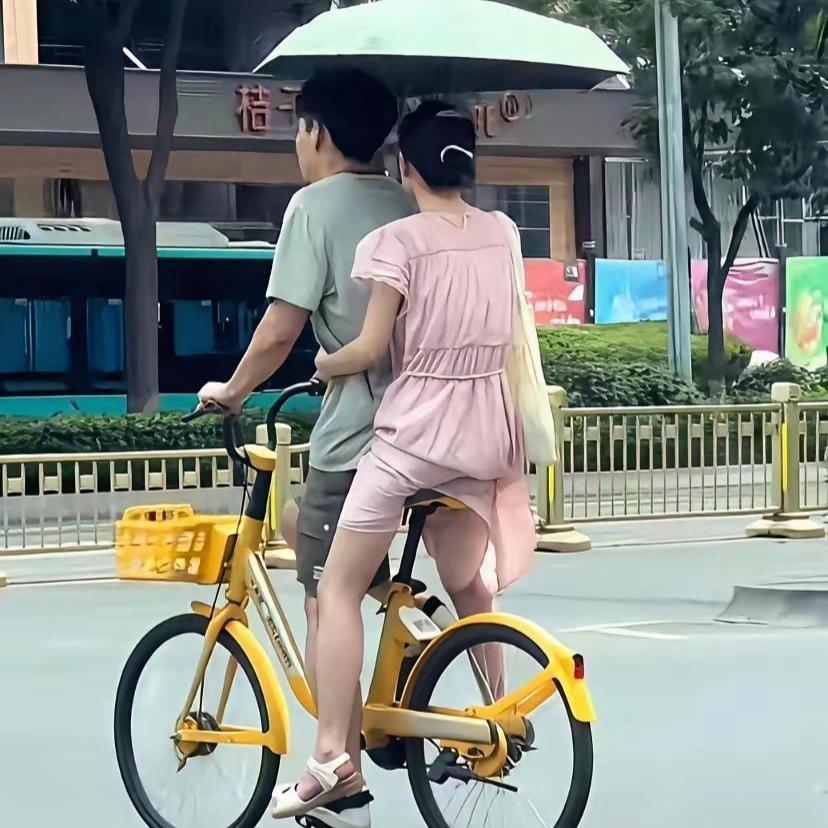 别乱吐槽！两人共骑一辆共享单车，根本不是舍不得钱
 
路人拍下一对情侣同骑一辆小