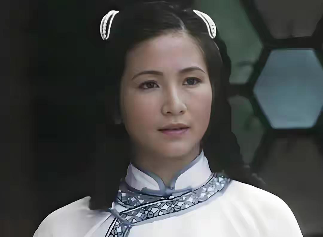 这姑娘打扮得真像古装剧里的美人。大家还记得她吗？1946年出生，在电视剧霍东阁里