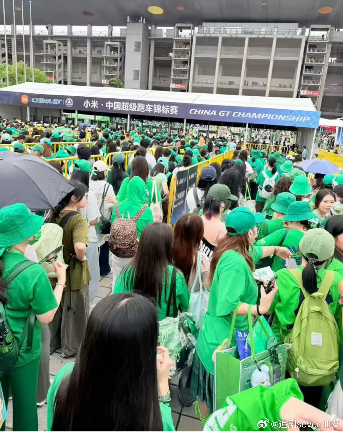王一博从赛车服、加油管、停车牌到车队工作人员服装，全部是绿色，现场的粉丝一片绿色