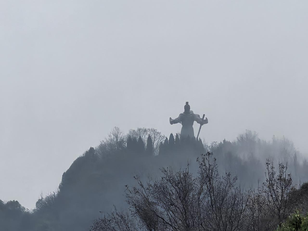 烟雨锁会稽，一塑镇山河。站在大禹观堂远眺，四千年的风，好像都吹不散这份庄严。 美