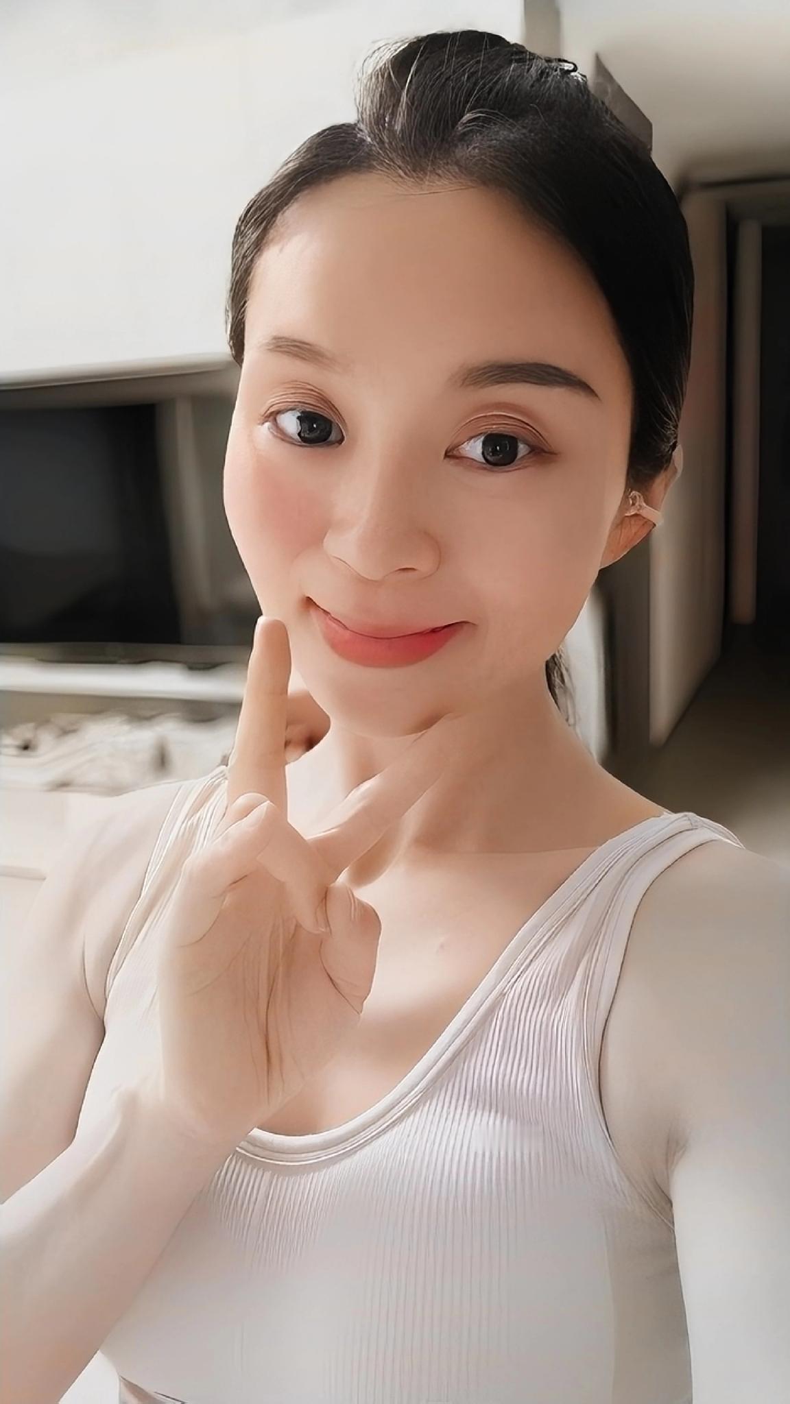 笑语盈盈暗香来，似曾相识燕归来。