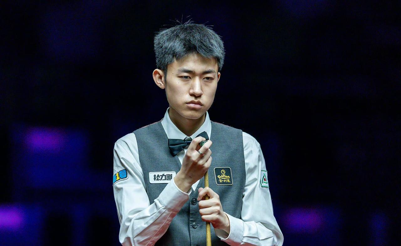 中国斯诺克新生代里，原来我觉得斯佳辉还行，现在感觉有点后劲不足。吴宜泽不错，有顶