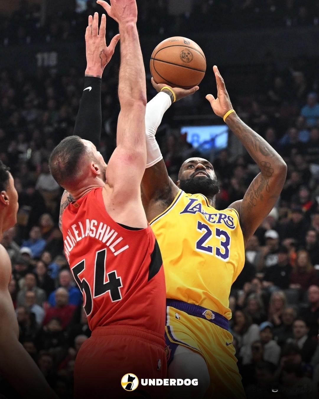 不久前ESPN和詹姆斯关系最好的记者戴夫·麦克门纳明写了一篇小文章，说詹姆斯引以