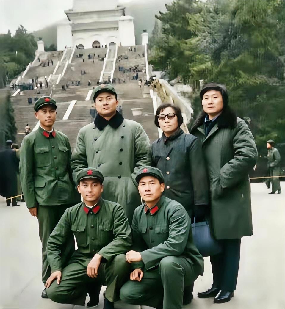 1977年底，开国少将、时任南京军区副司令员向守志，和夫人张玲及工作人员，于南京