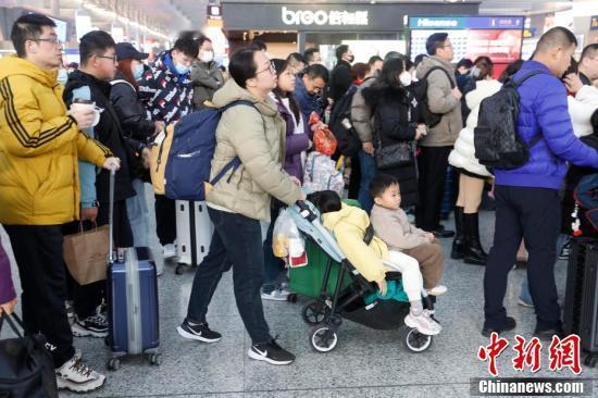 今天再上一天班
明天孩子能睡到自然醒
每每见孩子早早起床
匆匆洗漱完毕
将我备好