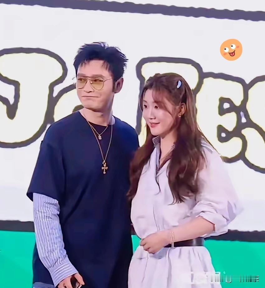 8月21日，黄晓明和陈梦亮相上海某潮牌活动，难得的表兄妹同框。黄晓明黑色T恤叠穿