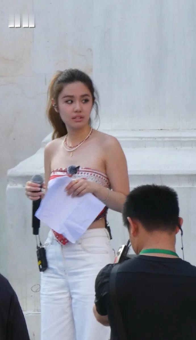 钟镇涛女儿出道，星二代又掀 “出道风暴”
钟镇涛 21 岁爱女钟懿刚毕业，就官宣