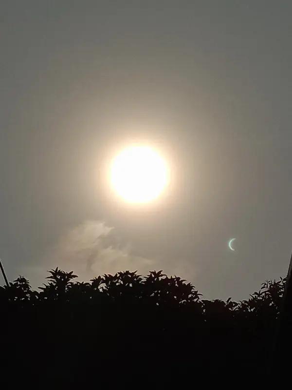 看到“天高悬日月”这个上联，瞬间感觉格局打开了。上联里，“天”是广阔的载体，“高