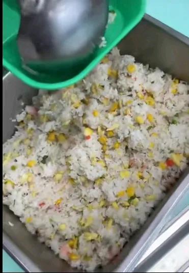 12元的学生餐，恶心肠加蛋炒饭，其他相关人员吃了多少？