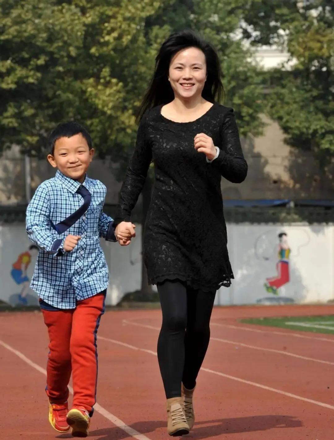 放榜了！721分，全国第一！
13年前，那个被亲戚残忍地伤害，双眼遭受不可逆重创