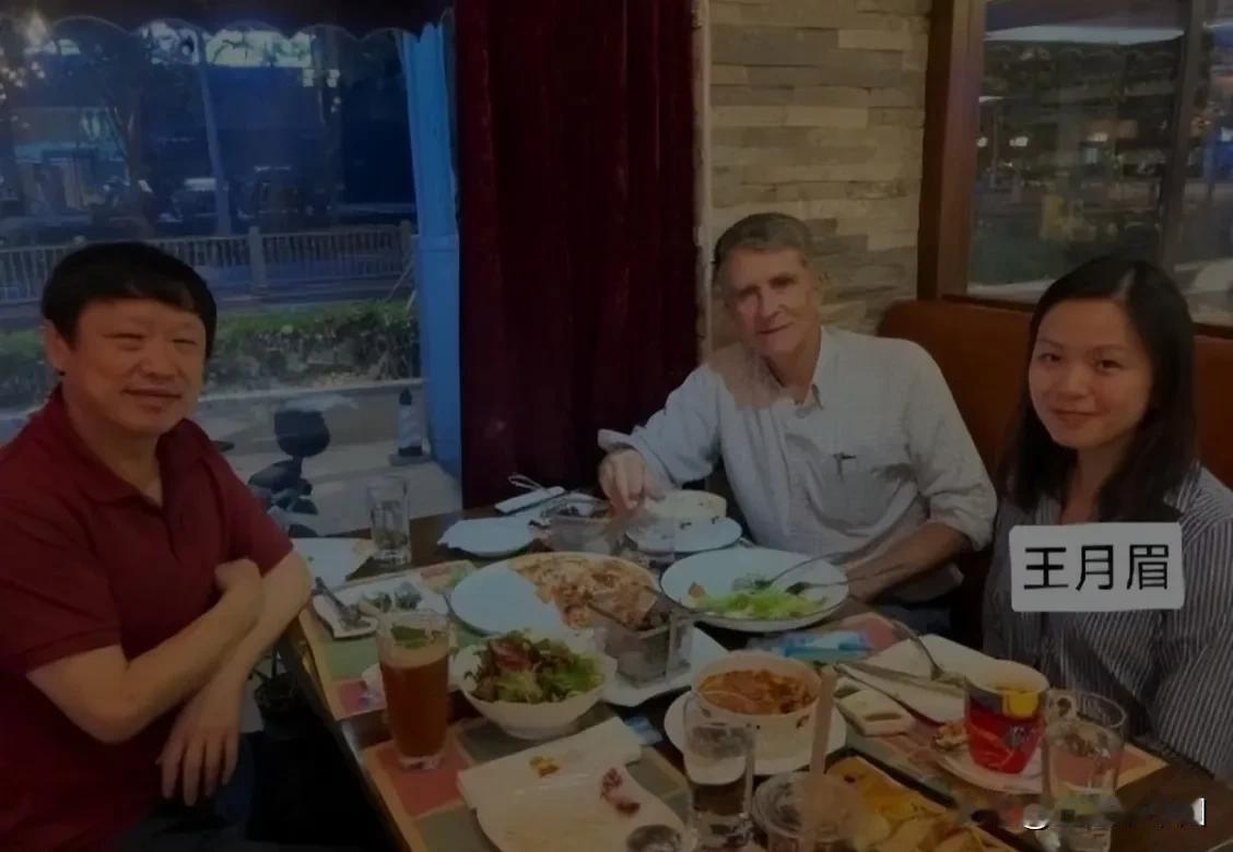 胡锡进先生和被驱逐的美国记者同桌

这张照片中有一位常常要人道歉的胡锡进先生。但