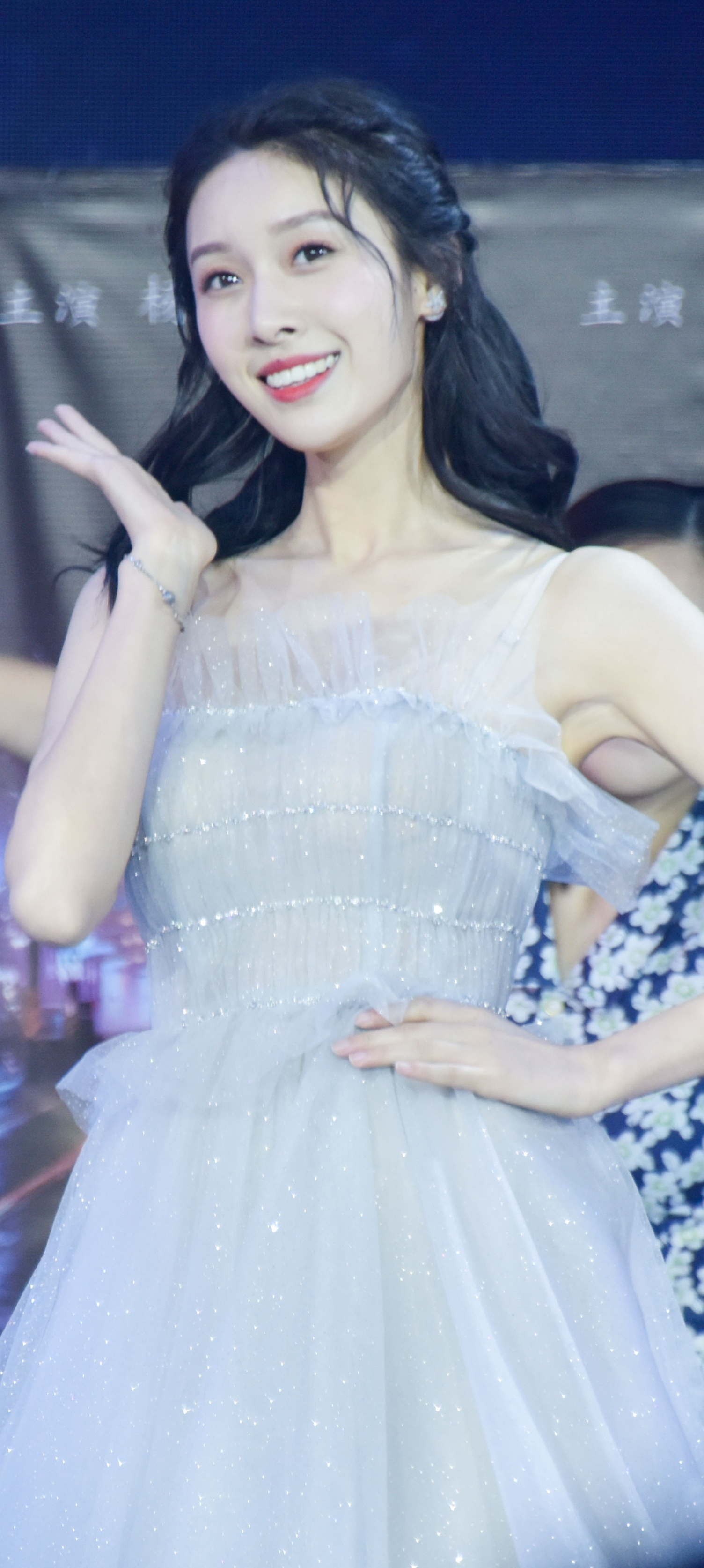 王子璇纱裙穿搭壁纸，长发温柔明眸精致，好看~王子璇