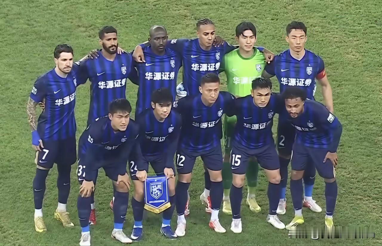 上海海港4-0武汉三镇，终结三轮不胜的尴尬局面。
 
本场比赛，上海海港后防线蒋