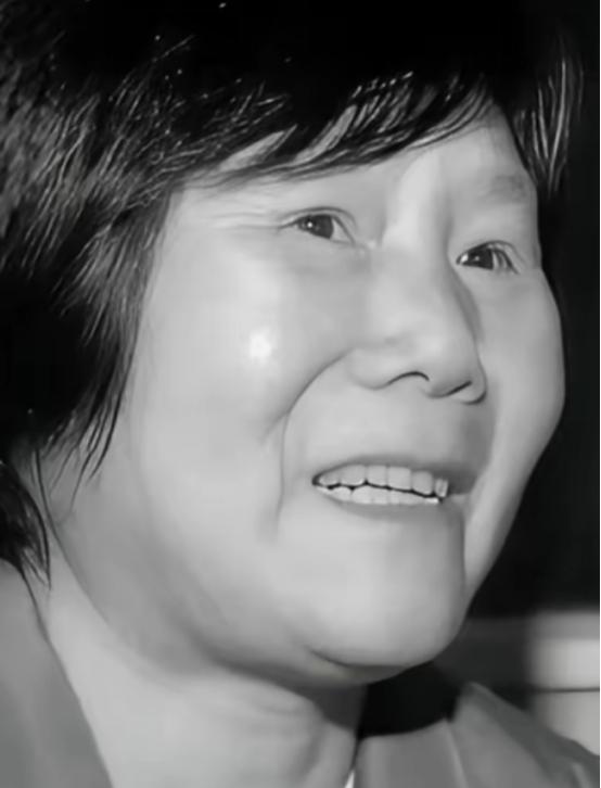 1975年，湖北神农架几名妇女正在田里挖洋芋时，一位女孩因为内急跑去树林中解决，