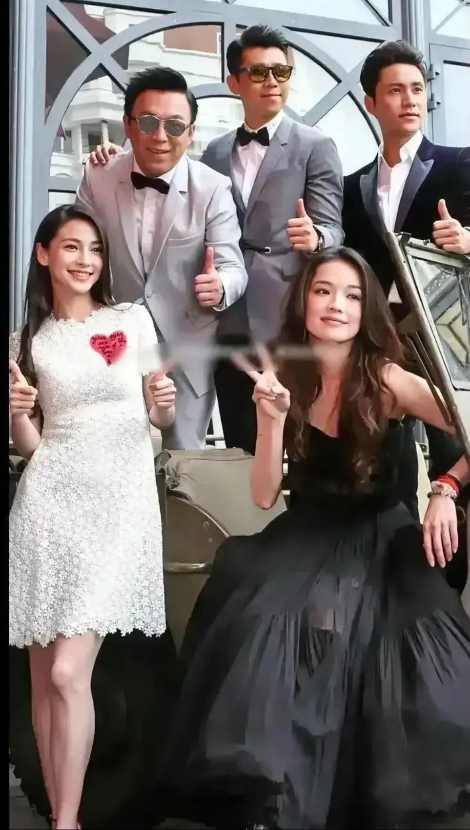 五星同框，舒淇玉笑珠香，颜值爆表；杨颖风仪玉立，喜容绽放！

黄渤西装革履，飒出