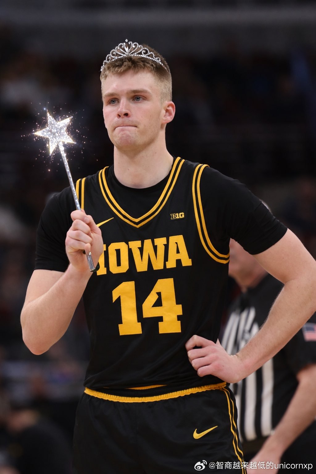 “铁人”Bennett Stirtz率爱荷华大学77比71击败内布拉斯加挺进精英