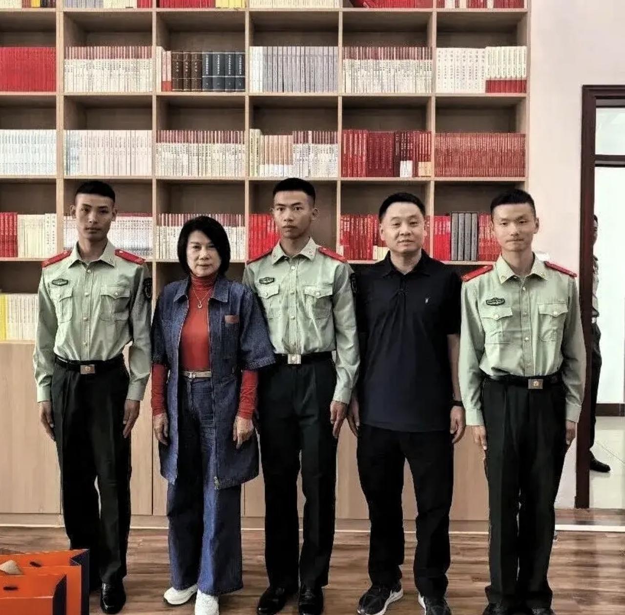 董明珠又干了一件让人佩服的事！
70岁高龄远赴新疆边防，专门去探望三名格力的在职