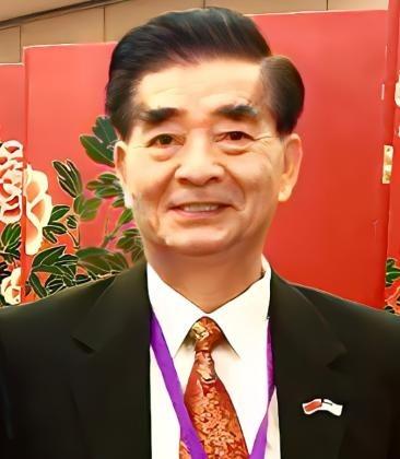 谁敢相信，一个每天笑眯眯，热心到有人想给他送锦旗的大善人，竟然会是在中国潜伏多年