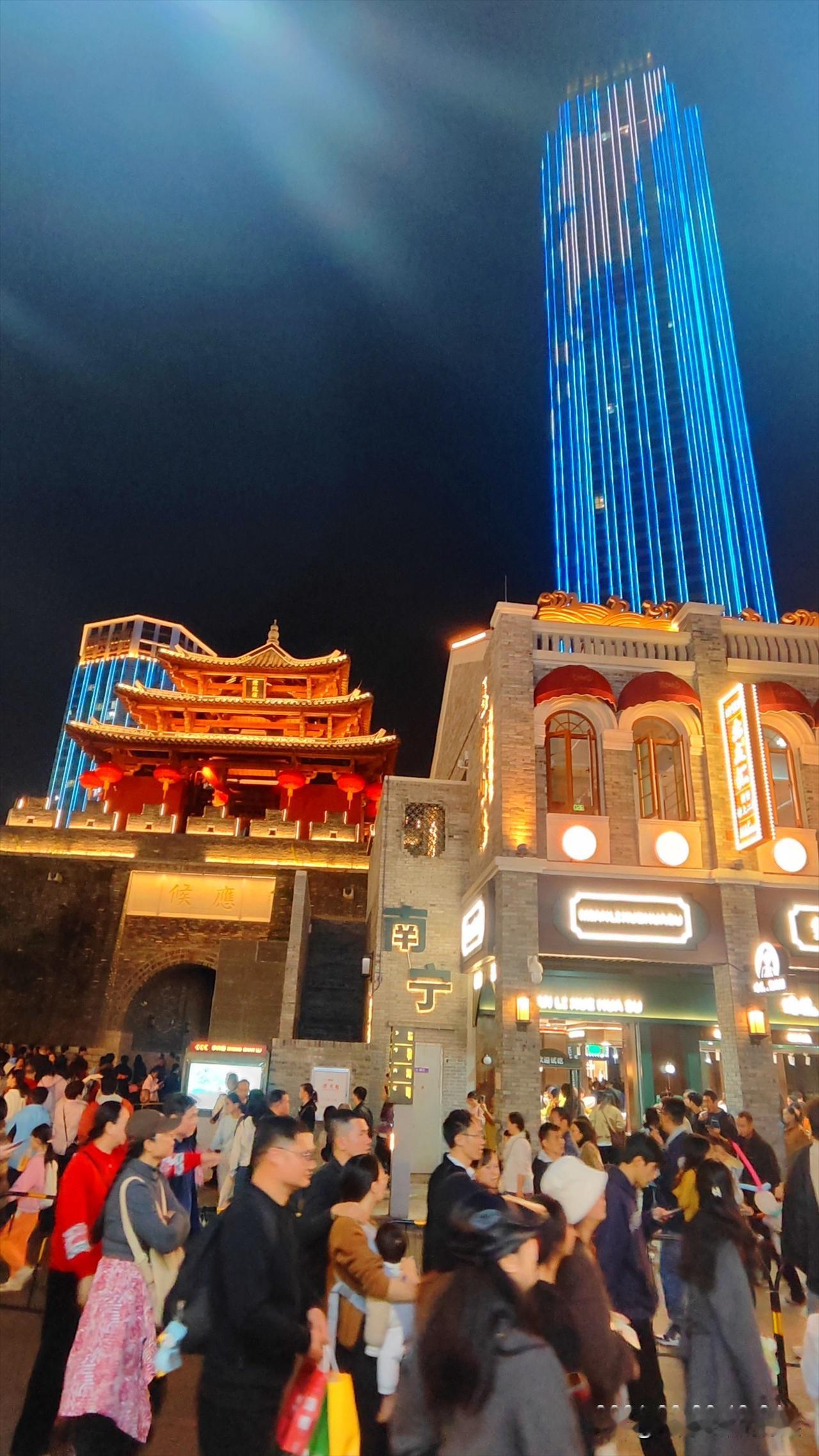 人山人海的南宁中山路美食街夜景。