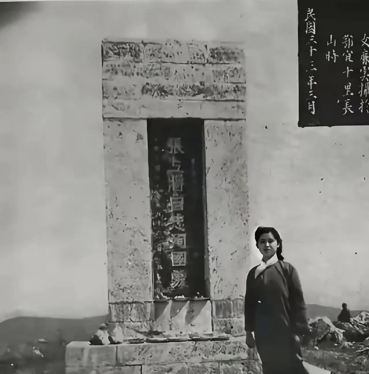 1944年，张自忠20岁的女儿张廉云冒着生命危险来到日占区湖北宜城祭奠父亲。这是
