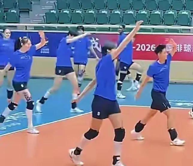天津女排和江苏女排今天适应常州大学体育馆训练！
今天天津女排和江苏女排将分别来到