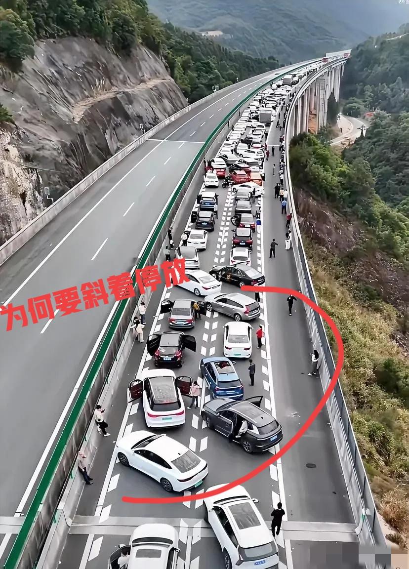 作为新手实在是看不懂了！老司机们帮看看，高速堵车时这么停车是什么个意思，防追尾吗