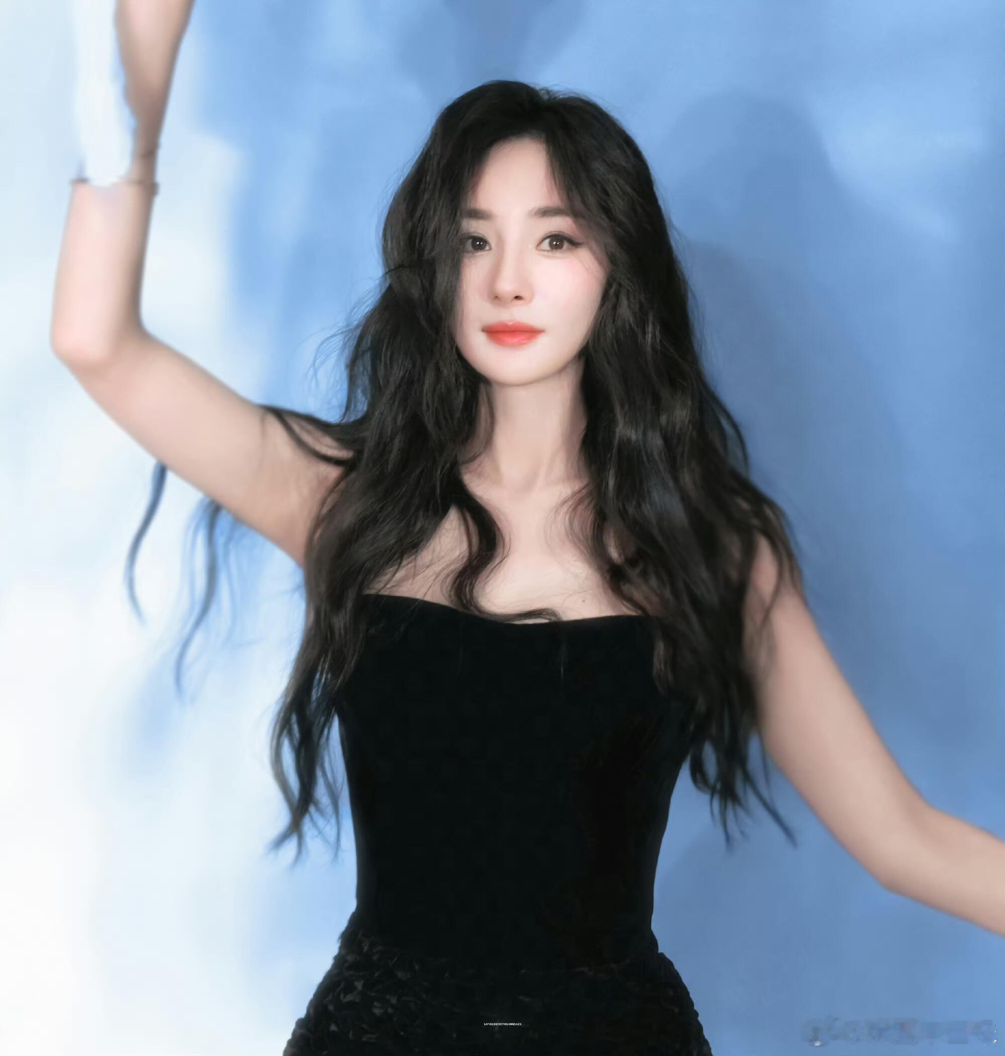 杨幂大波浪抹胸黑裙造型杨幂好优越的腰臀比真的佩服杨幂的状态，这套抹胸黑裙太惊艳。