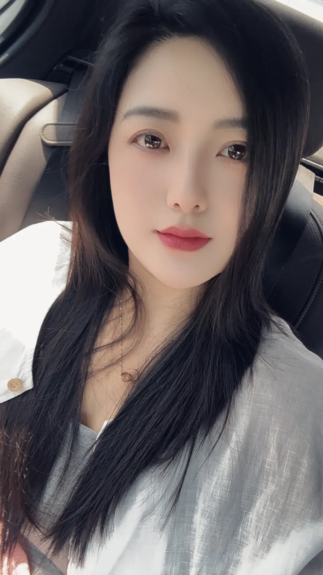 初听不知曲中意，再听已是曲中人。 曲中思念今犹在，不见当年梦中人。