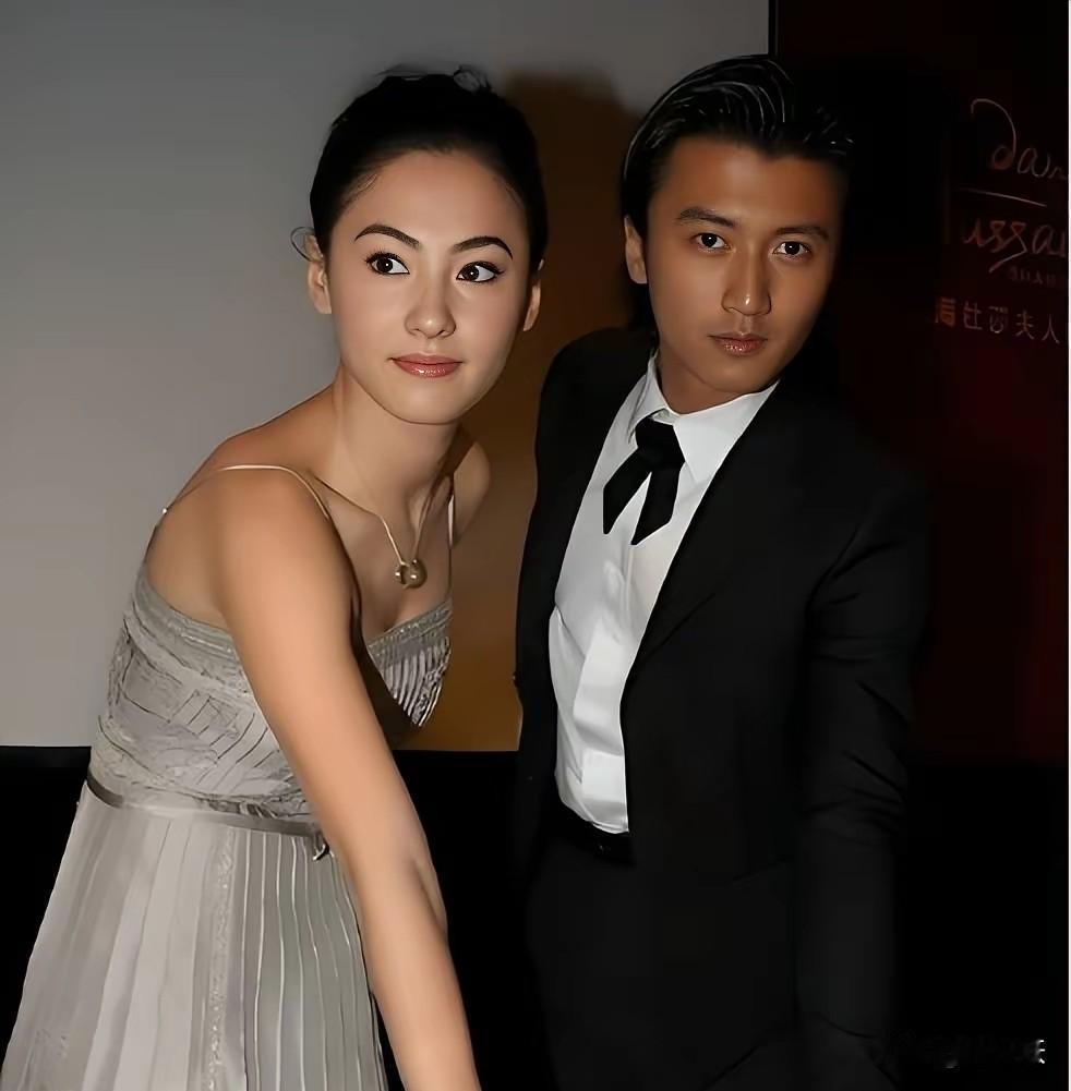 “谢霆锋&张柏芝复合”冲上热搜！
隔几年就来个“复合”，看来网友太希望俩人在一起