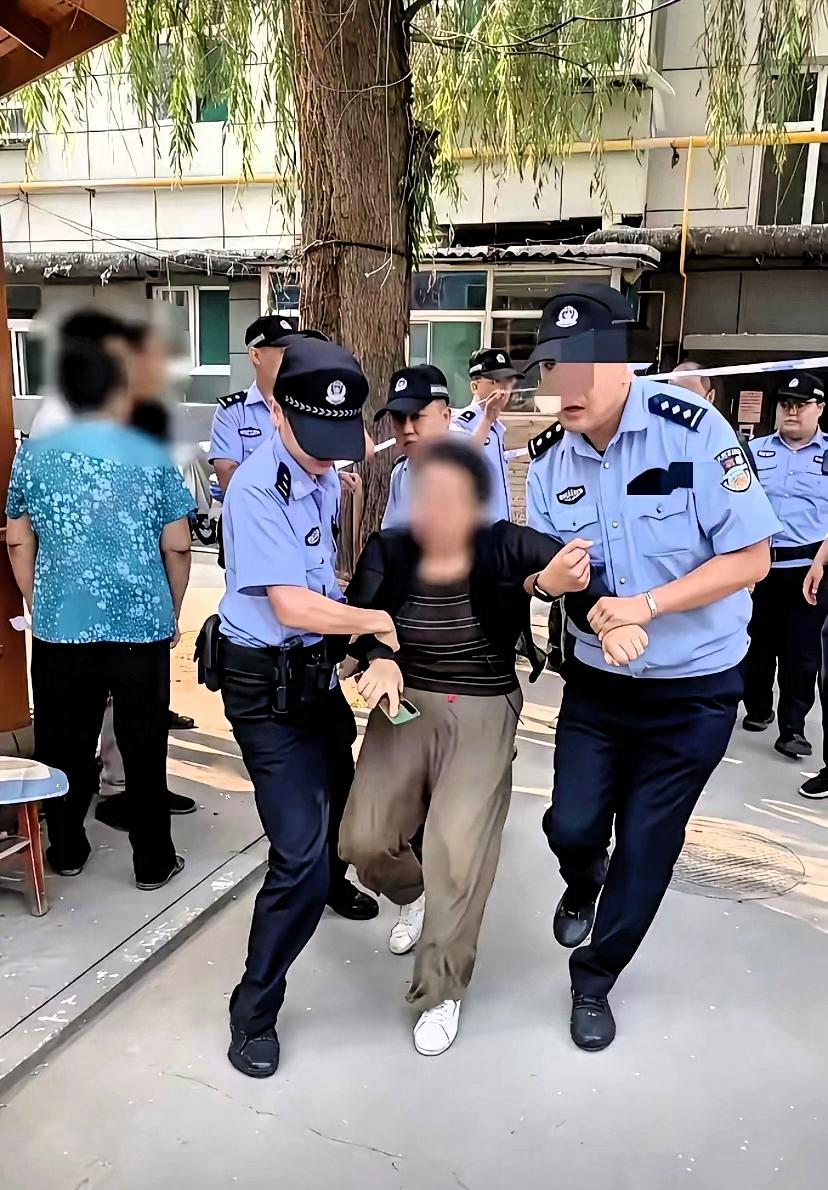 免费住十年，法院强制腾退那天，妹妹哭喊：这是我哥的房子
​执行法官站在门口，最后