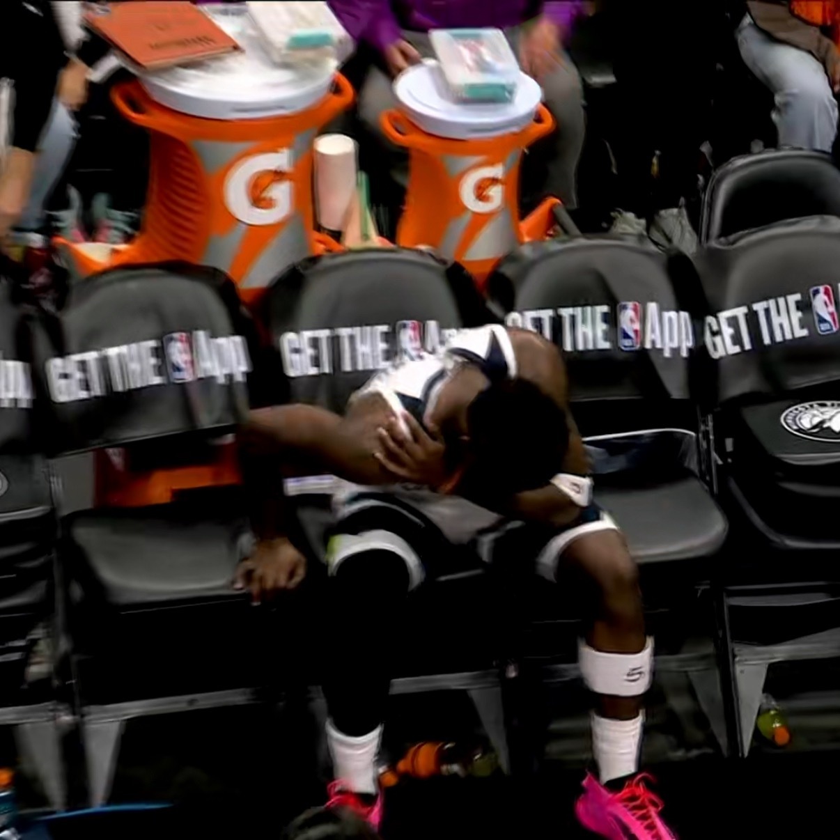 爱德华兹第一节投篮感觉很好，单节14分。但在最后那次高难度上篮之后，肩膀有点小问