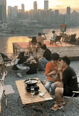简简单单一个画面，信息量好大…