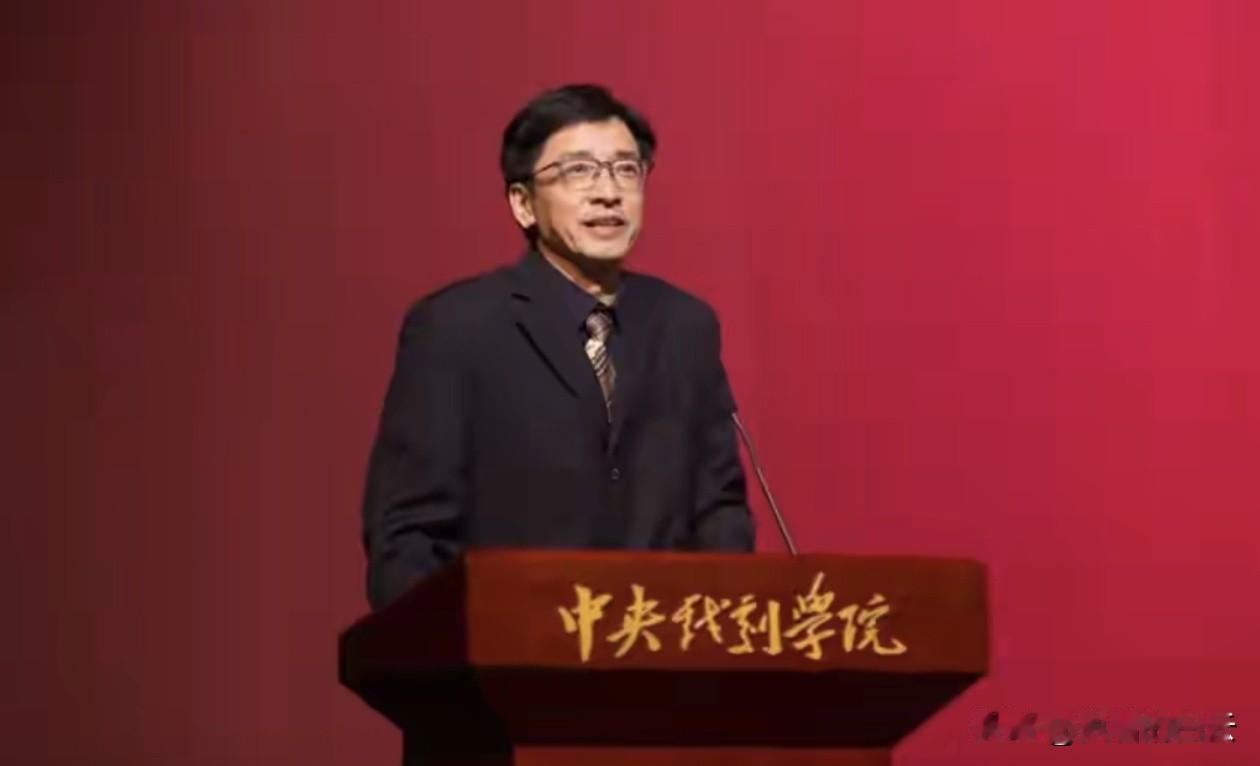 最近中戏表演系可真是热闹，连续三任系主任排着队去"自首"，这剧情比他们排的话剧还