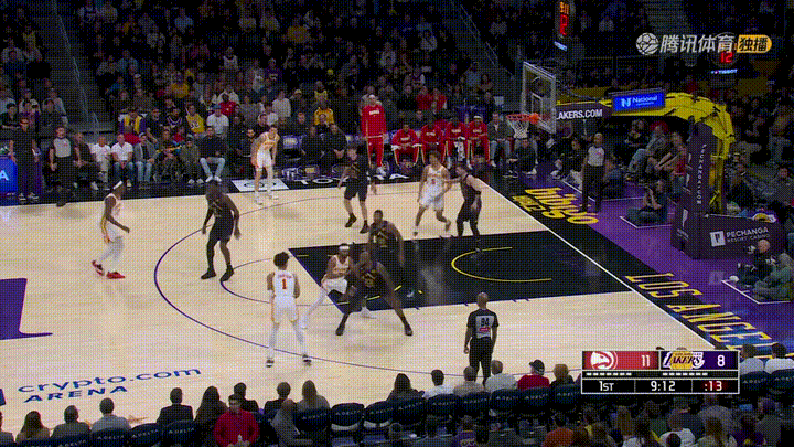 湖人超级巨星詹姆斯真是太擅长快攻了！在今天进行的湖人和老鹰的比赛中，当时比赛进行