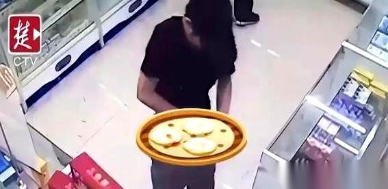 湖北一个大哥，在药店买了盒“猛药”。
回家一试，屁用没有，还搞得浑身不舒服。他脸